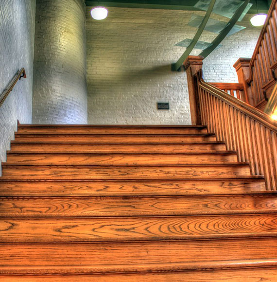 fabrication et la pose d’escaliers en bois massif